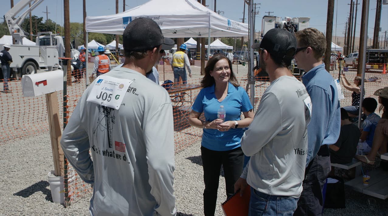 En la actualidad los hispanos ocupan menos de 4% de las posiciones ejecutivas de las compañías Fortune 500, mientras las mujeres hispanas ocupan menos del 1%.