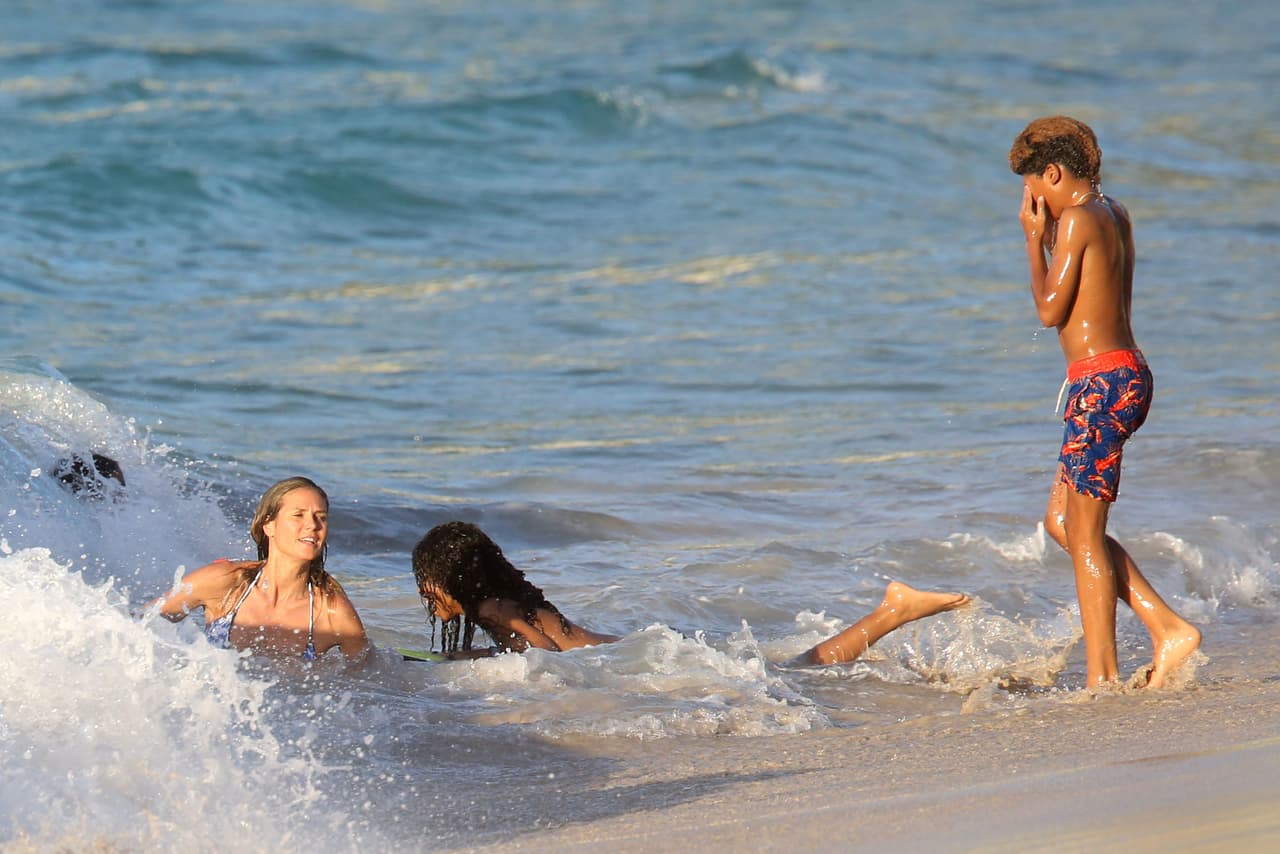 Se dejó llevar por la olas.