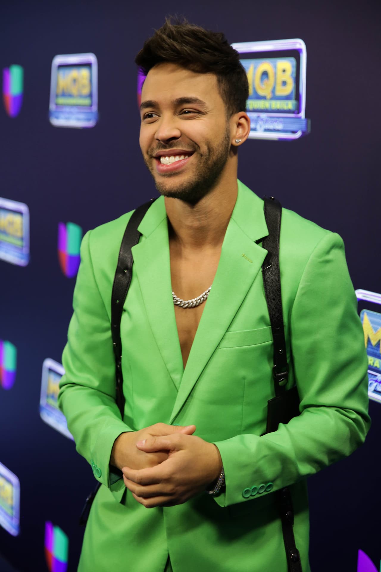 El cantante y compositor disfrutó el show de los semifinalistas detrás de cámaras, también estaba emocionado por la competencia.