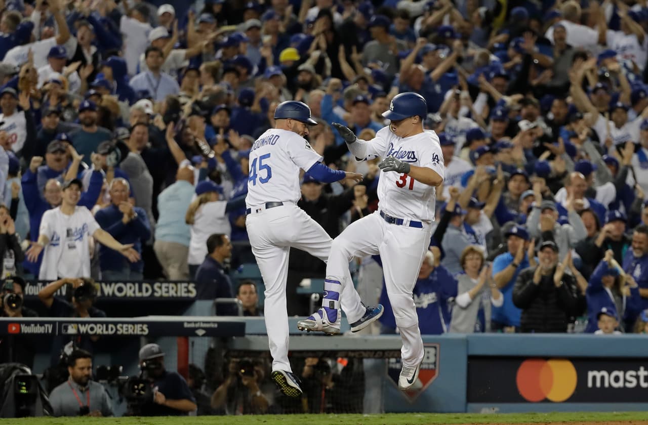 Joc Pederson celebra su home run.