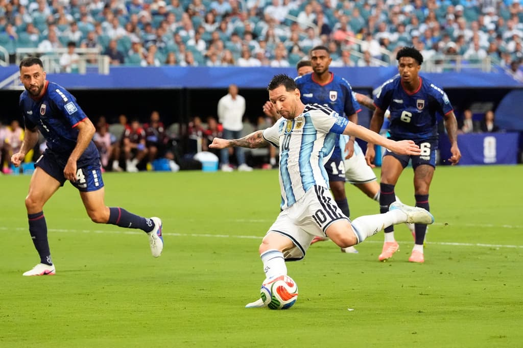 Lionel Messi dispara para vencer al portero de Cabo Verde.