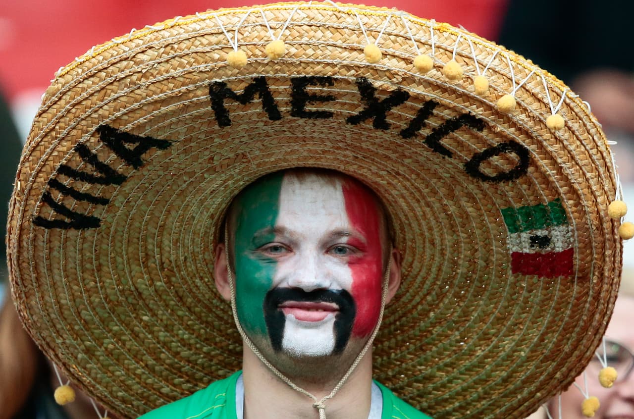 Hermosos trajes y mucho colorido de la afición en Rusia para el juego por el tercer puesto en la Copa Confederaciones.