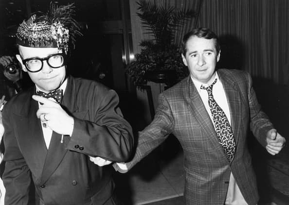 De acuerdo con 
<b><a href="https://www.dailymail.co.uk/tvshowbiz/article-7056213/Elton-John-confesses-didnt-joyous-sex-23.html" target="_blank">Daily Mai</a></b>
<a href="https://www.dailymail.co.uk/tvshowbiz/article-7056213/Elton-John-confesses-didnt-joyous-sex-23.html" target="_blank">l</a>, Elton John afirma que tuvo sexo a los 23 años en San Francisco con John Reid, su entonces representante musical.