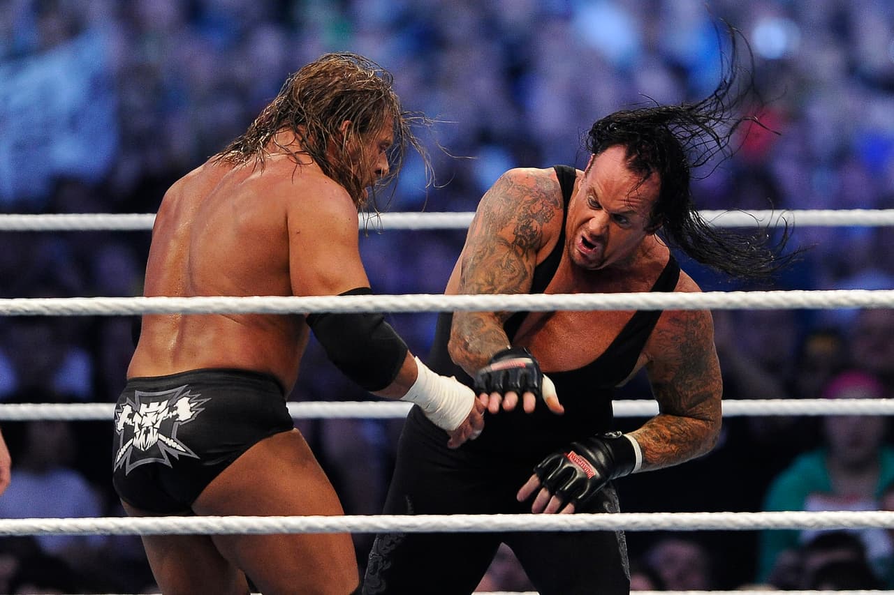 Las superestrellas de la WWE, Triple H y Undertaker se baten a duelo en el Georgia Dome de Atlanta, Georgia.