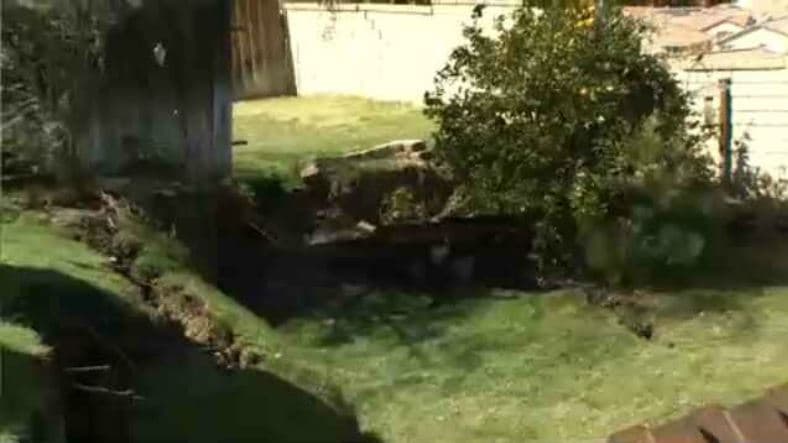 Las etiquetas indican que a los residentes se les permite el acceso a las casas solo durante las horas del día y en días sin lluvia.