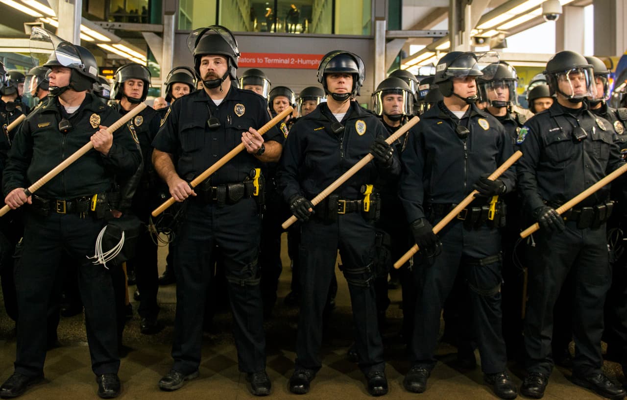¿Vale la pena quitarle dinero a la policía para apoyar temas como la vivienda, la educación y la salud?