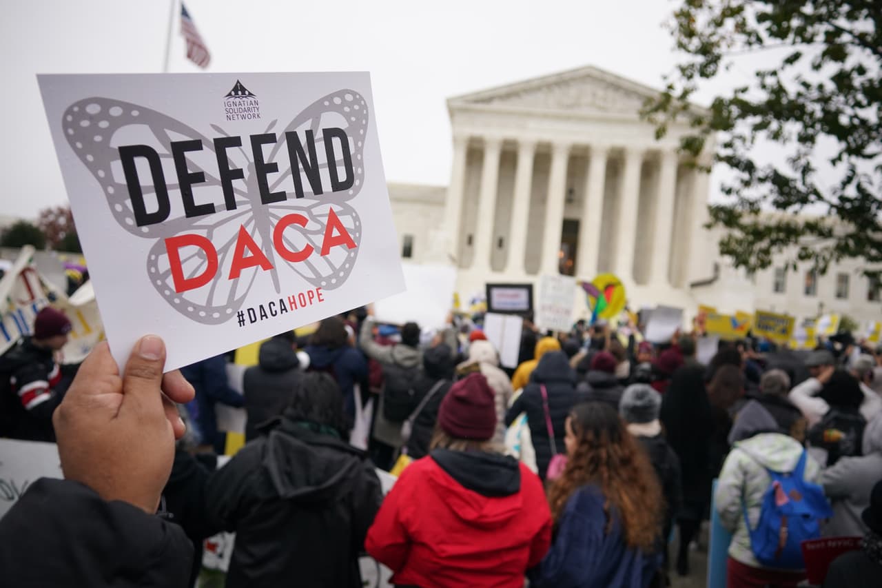 Piden a dreamers que renueven a tiempo su protección de DACA mientras el programa sigue en las cortes
