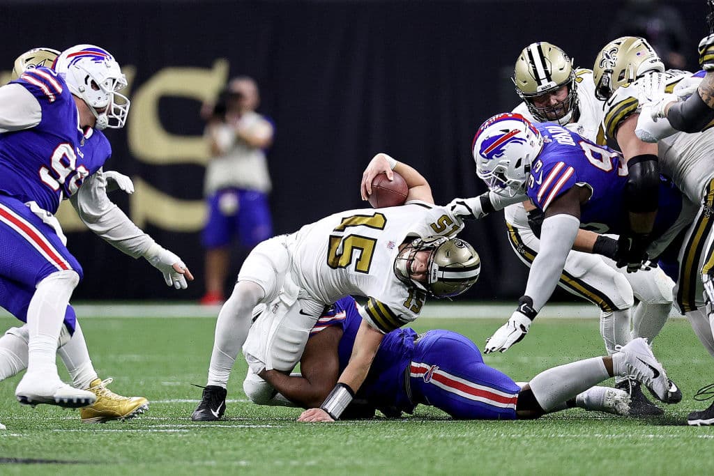 Los Chicago Bears le roben el primer triunfo a Detroit en los últimos segundos 16-14, Las Vegas Raiders sufren mucho en Dallas, pero vencen 36-33 en el overtime y Buffalo aplastó a New Orleans 31-6 en el Superdome.