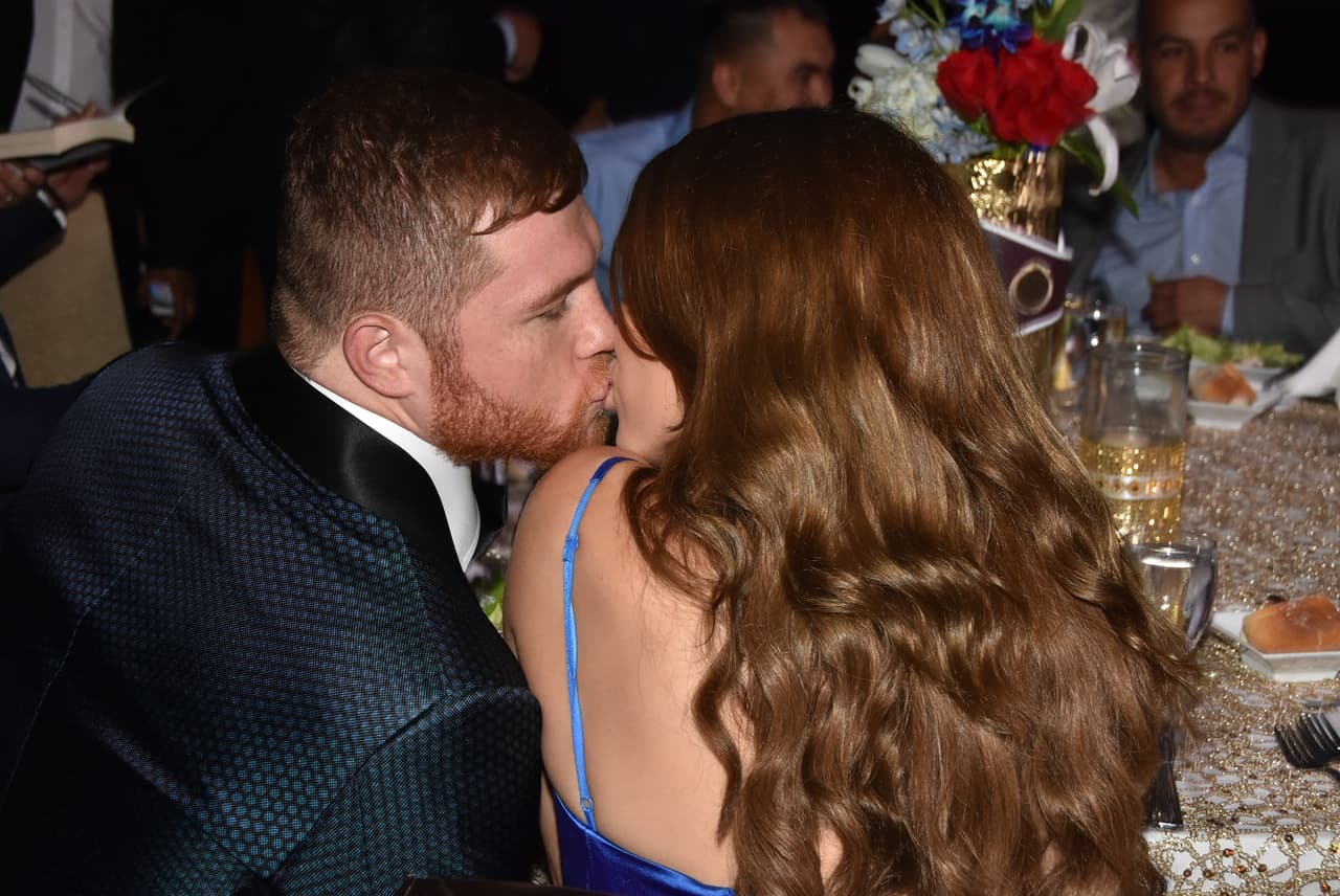 Se nota que estos tortolitos se adoran y no se pueden quitar las manos de encima.