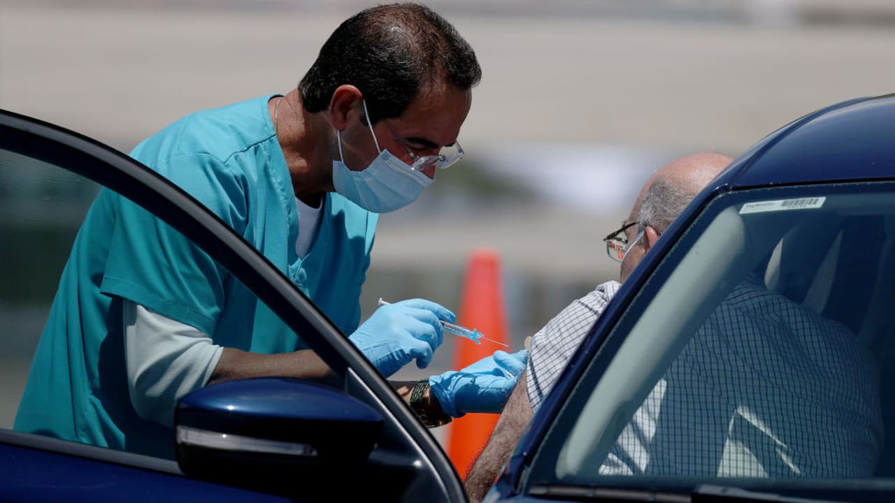 Abbott asegura que vacunación contra el coronavirus en Texas aumentó de nuevo: estas son las cifras en Houston