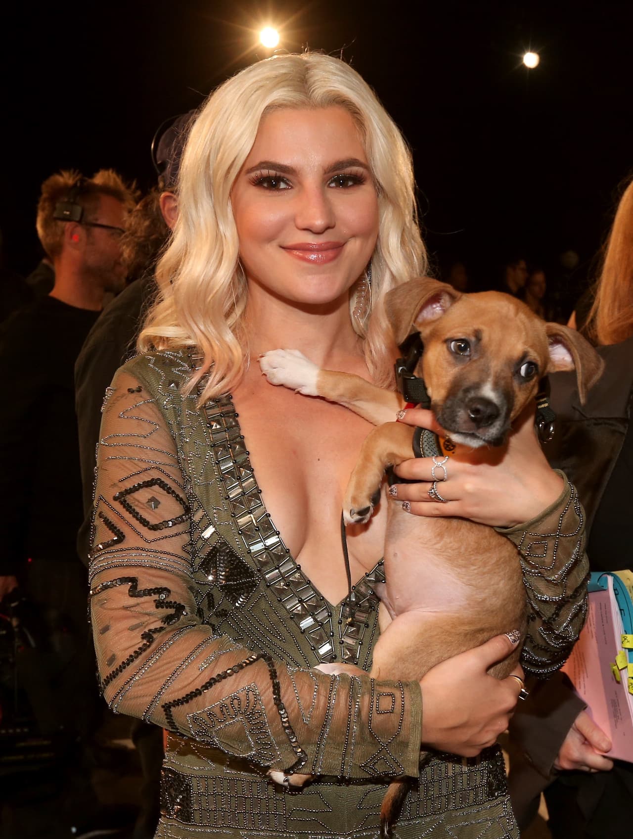 Seguramente a la comediante de 'stand-up' Carly Aquilino se le ocurrirán muchas ideas a partir de esta convivencia con cachorritos.