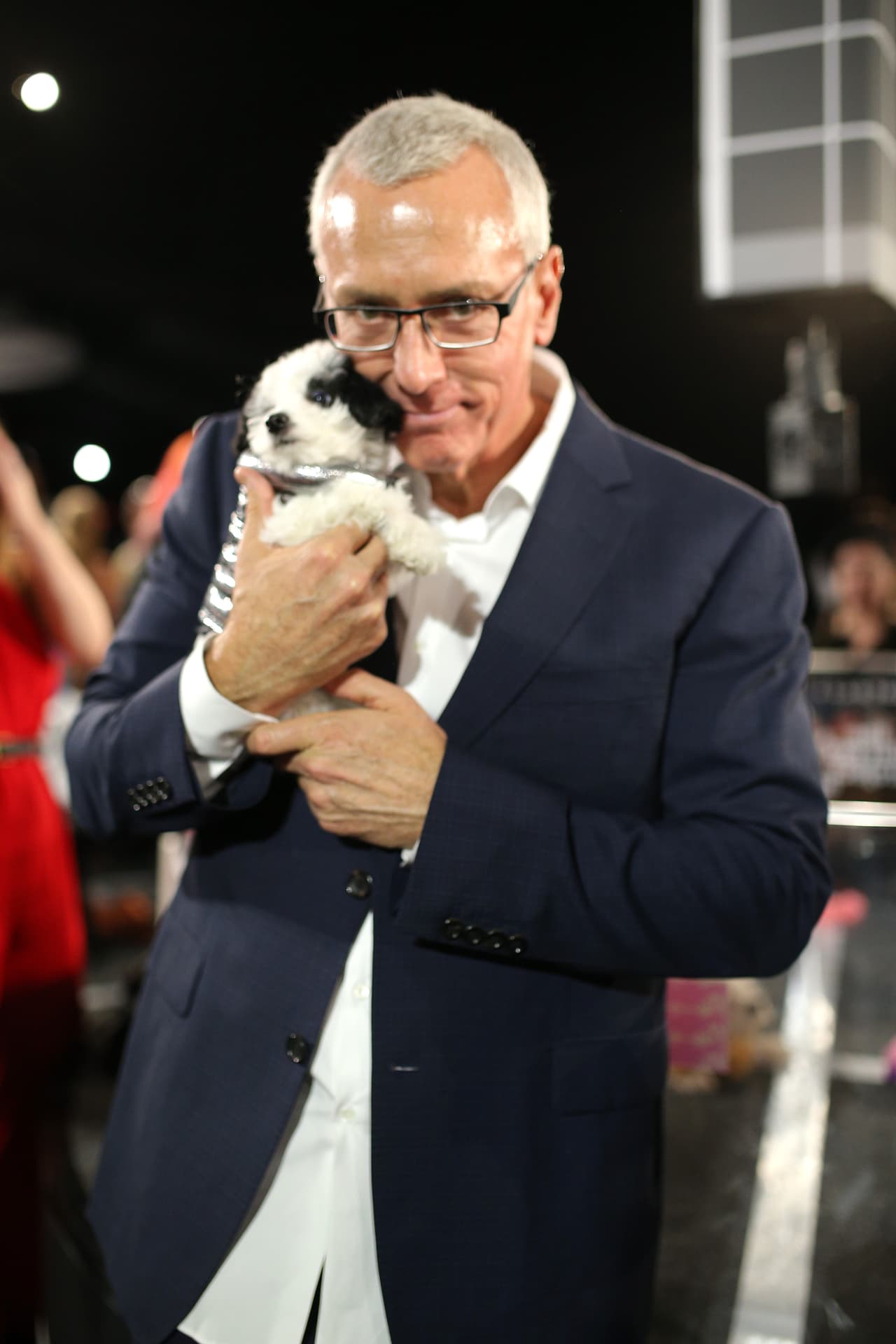 Pudismo ver que al presentador Drew Pinsky le gustan los perritos más peludos.