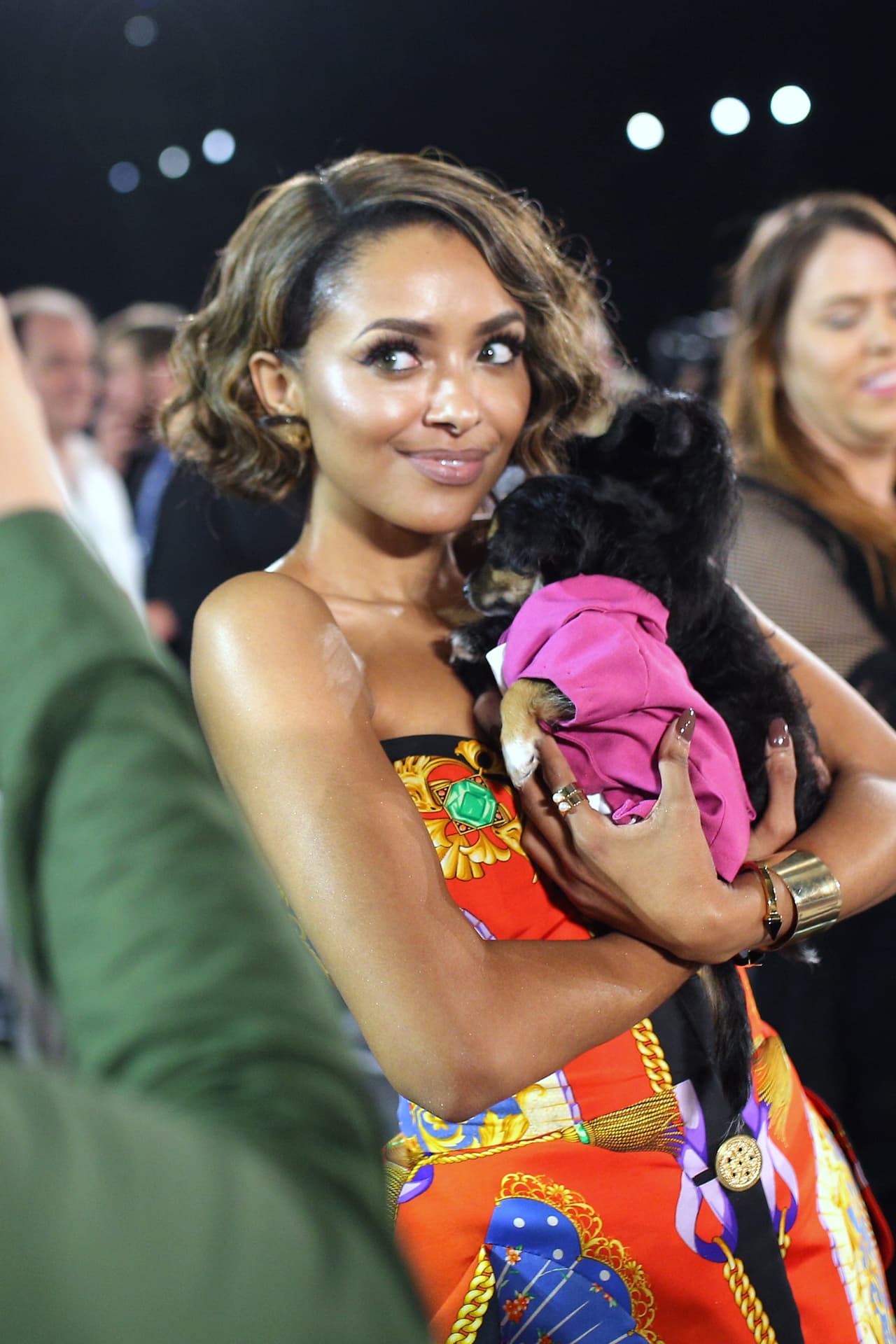 Kat Graham, una hechicera en una de las series de MTV, se sometió a la magia que ejercían estos adorables perritos.