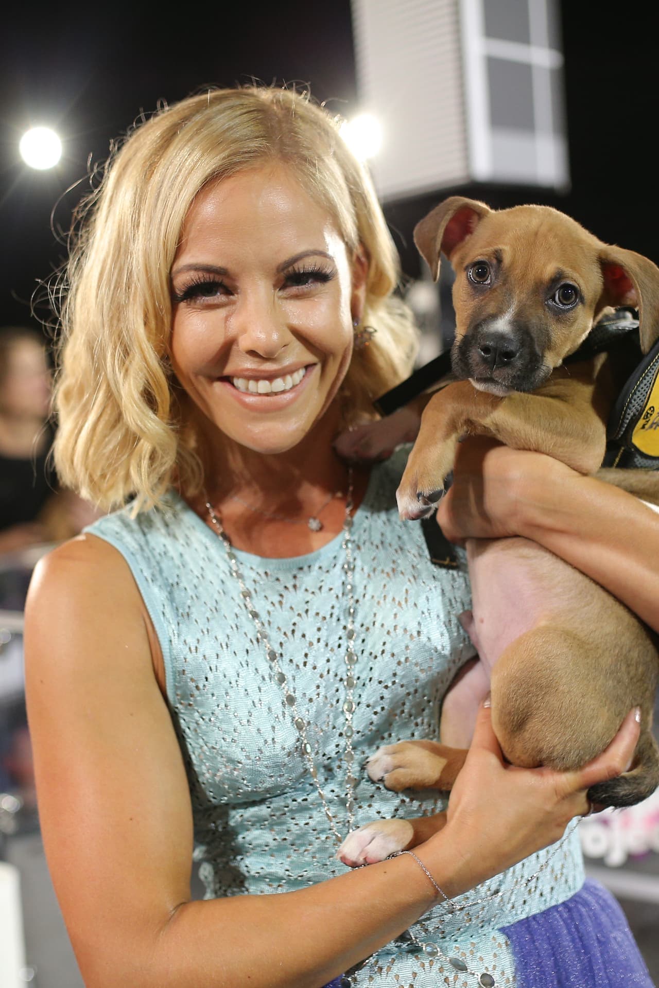 Amy Paffrath también tomó en brazos a este pequeñín, como si fuera un bebé.