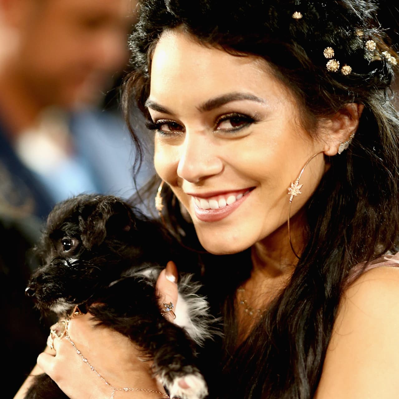 En cuanto llegó a la alfombra roja, Vanessa Hudgens quedó encantada con los pequeños perros que llegaron a convivir con los famosos.
