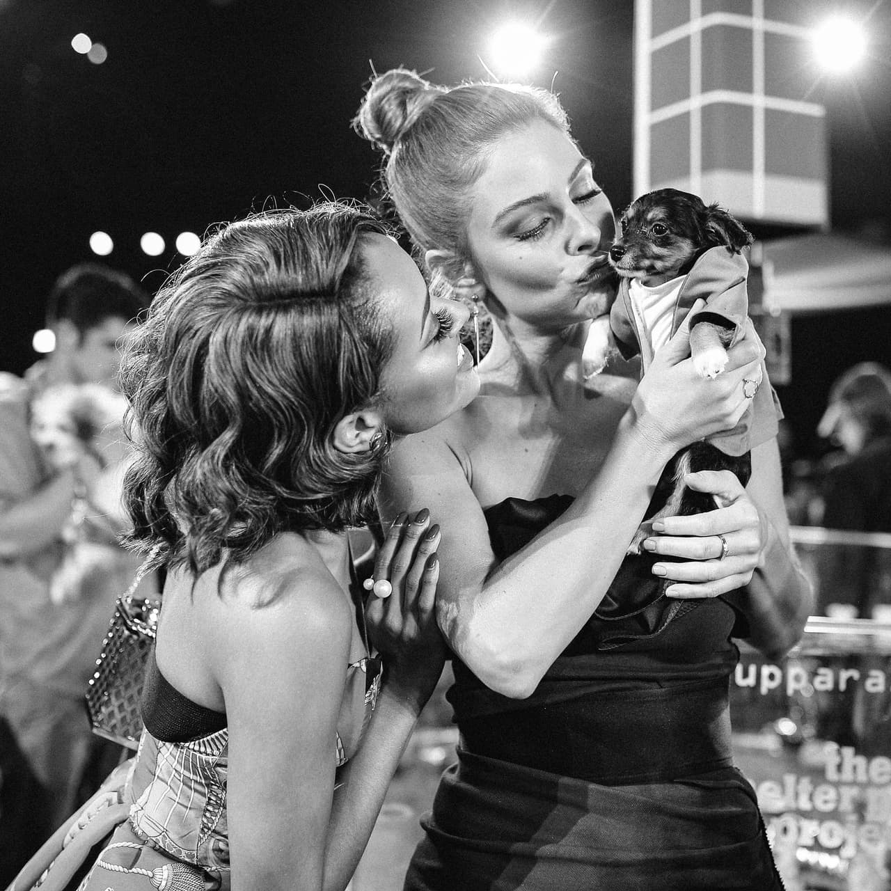 Las amigas estaban muy contentas con ellos.