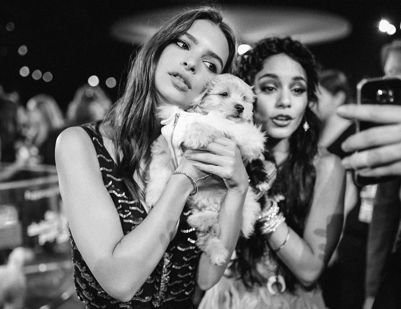 Pero no fue la única, pues la modelo Emily RatajkowskI tampoco pudo evitarles las manos encima.