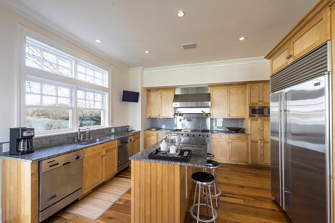 La cocina está equipada con electrodomésticos
<b>de acero inoxidable. </b>
<br>