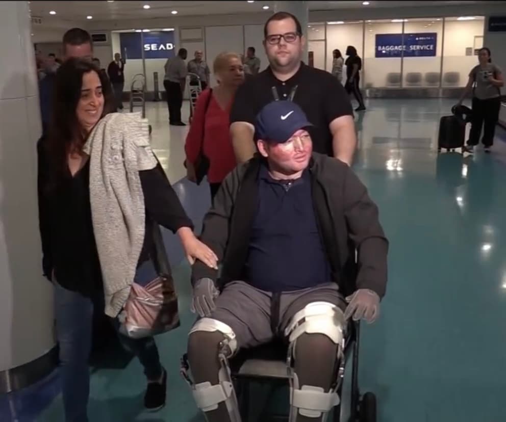 Sin embargo, la ilusión de Alexis se desvaneció cuando la aseguradora le anunció que no podía cubrir dichos gastos debido a que el accidente había ocurrido en México y 
<b>a pesar de que toda la rehabilitación y atención médica había sido en Estados Unidos. </b>
<br>