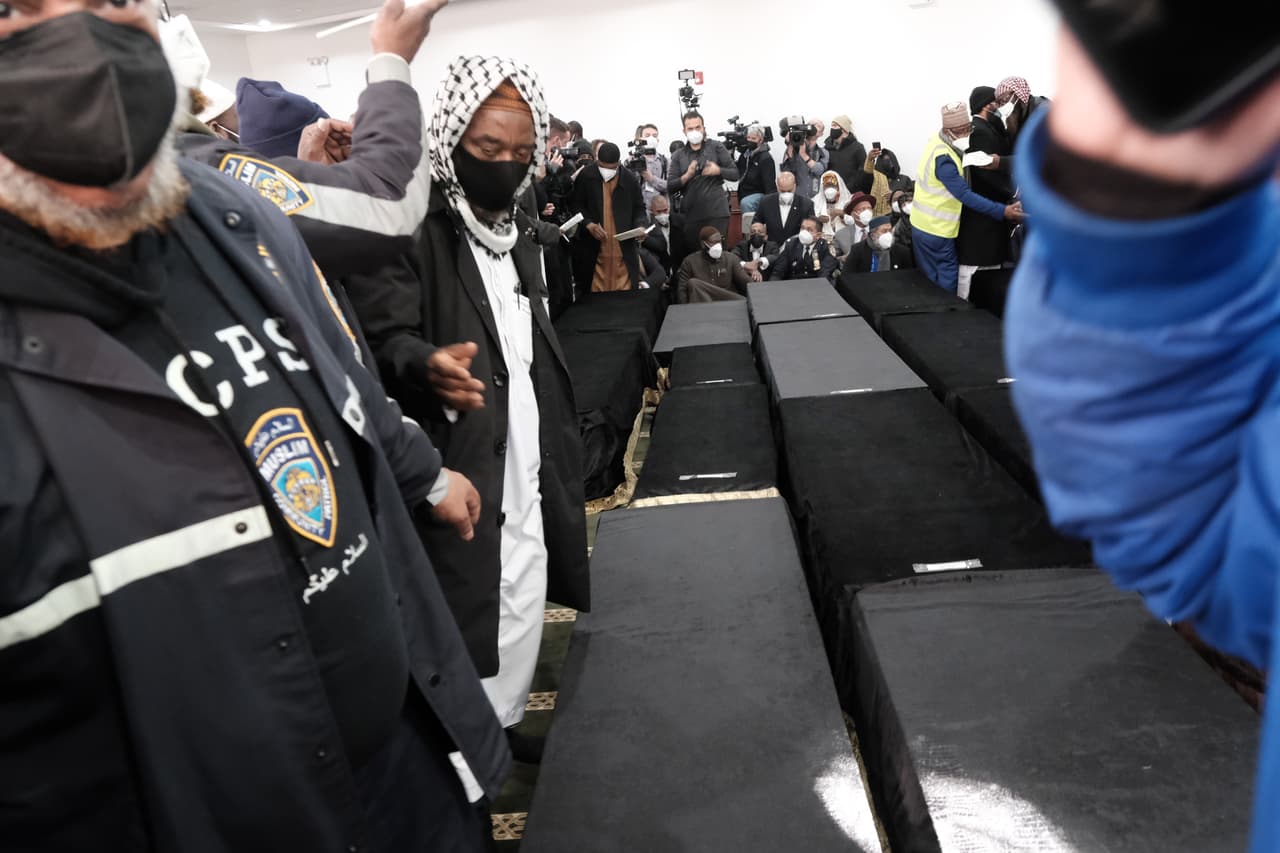 De acuerdo con los reportes, el fuego se originó por un calentador en mal estado, a pesar de que en varias ocasiones los residentes del edificio se habían quejado por la falta de calefacción adecuada.