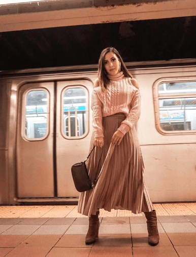 Muy coqueta y elegante, Jessi se ha da tiempo para compartir sus looks en fotografías que son dignas de una sesión de moda.