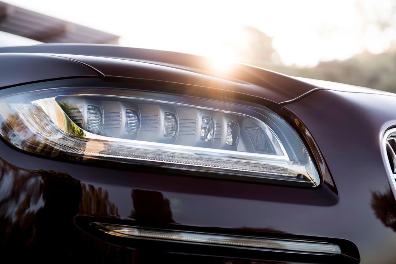 Los faros compuestos por varios elementos visuales LED también son adaptados de las ópticas frontales del Lincoln Continental.