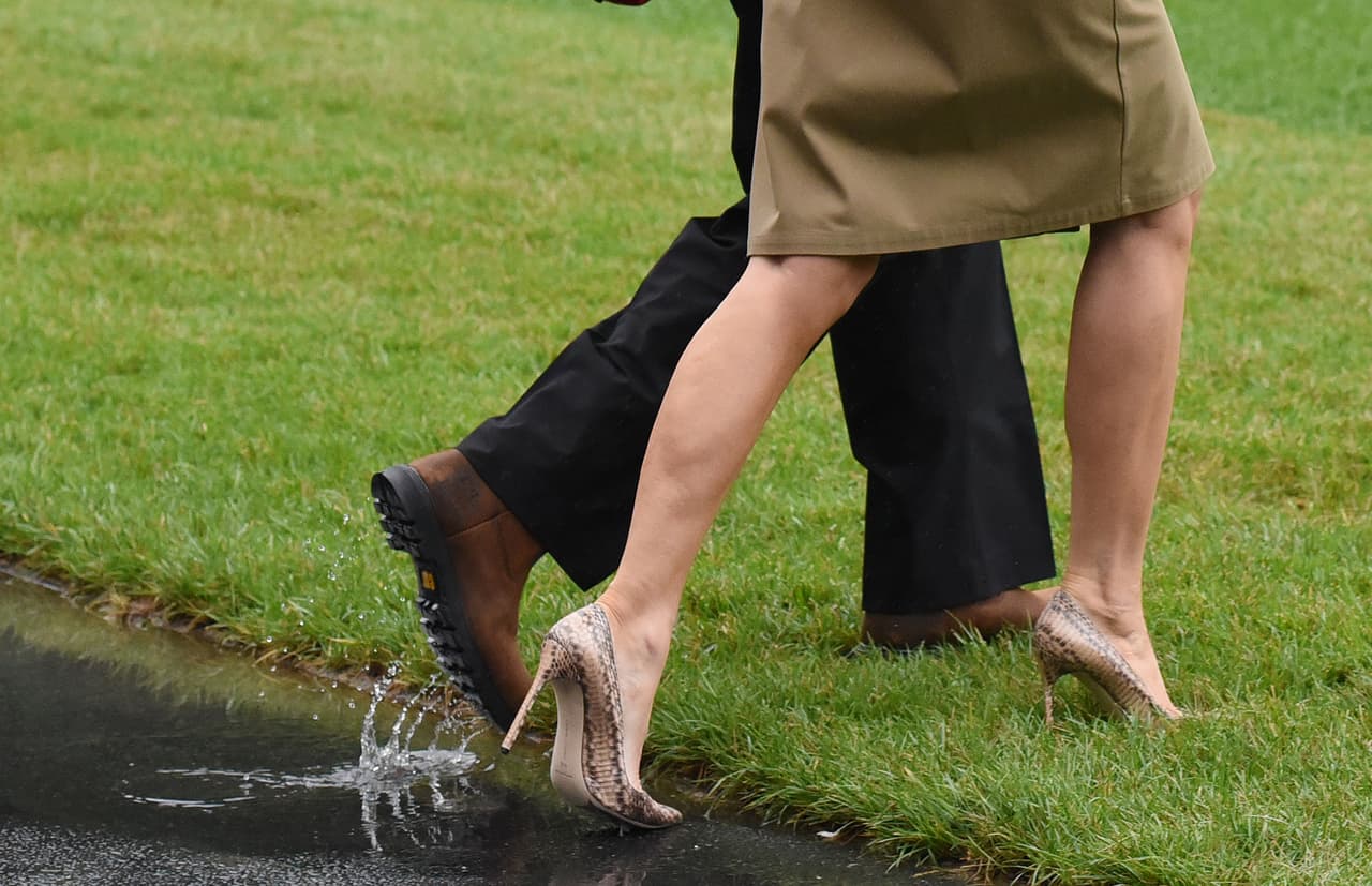¿Qué dice de Melania Trump su insistencia en ir por segunda vez a la inundada Texas usando tacones?