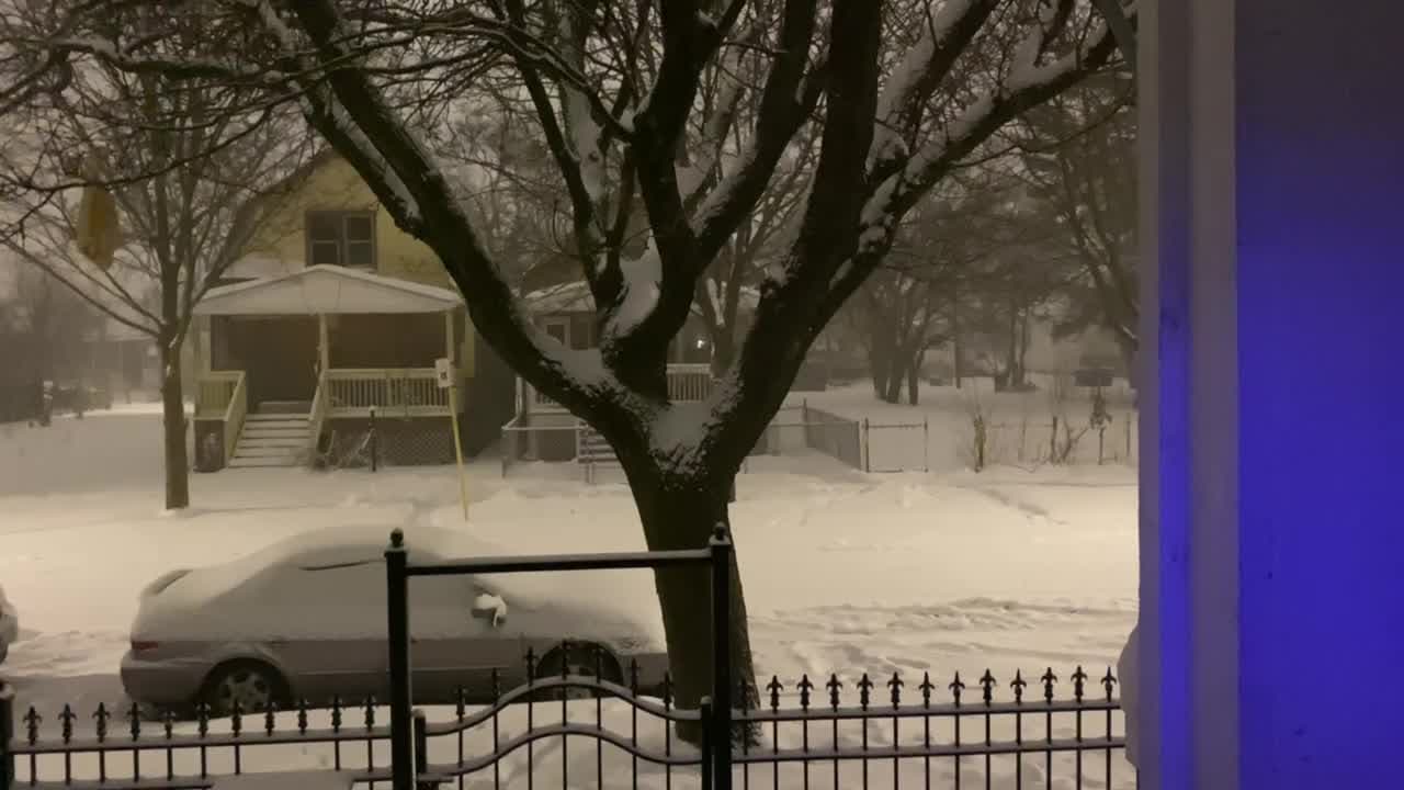 El Servicio Nacional de Meteorología (NWS) mantiene vigente Aviso de Tormenta Invernal hasta las 6 de la noche del domingo. La nevada será intensa, provocando pobre visibilidad, fuertes vientos, oleaje alto y carreteras peligrosas.