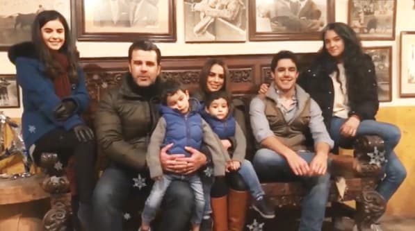 ¿El motivo? Ella misma
<a href="https://www.quien.com/espectaculos/2019/09/13/el-verdadero-motivo-por-el-que-biby-gaytan-se-retiro-de-los-escenarios" target="_blank">confesó</a> que se debía a que tenía muchos hijos que cuidar y ser una artista no se compaginaba muy bien con la maternidad, especialmente con niños pequeños.