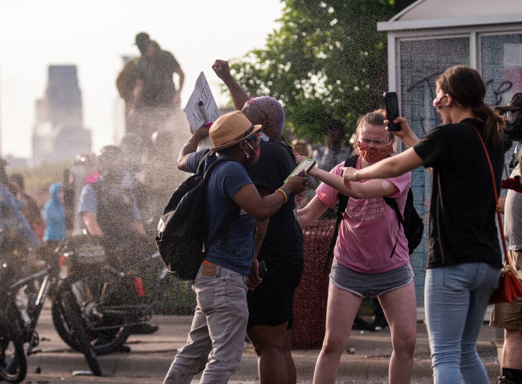 <b>Las protestas se multiplicaron también en otras zonas de Estados Unidos, como Los Ángeles</b>, donde fue bloqueada brevemente una autopista por los manifestantes. El presidente Donald Trump calificó la muerte de Floyd de "triste y trágica" en un tuit.
<br>