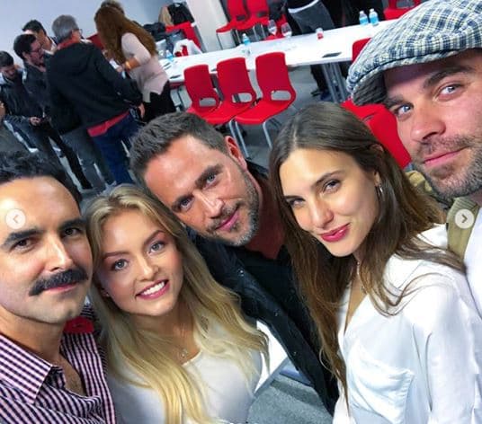 La pareja comparte créditos con Alejandro Nones, Alexis Ayala, Arturo Barba, Macarena Achaga y Claudia Martín.