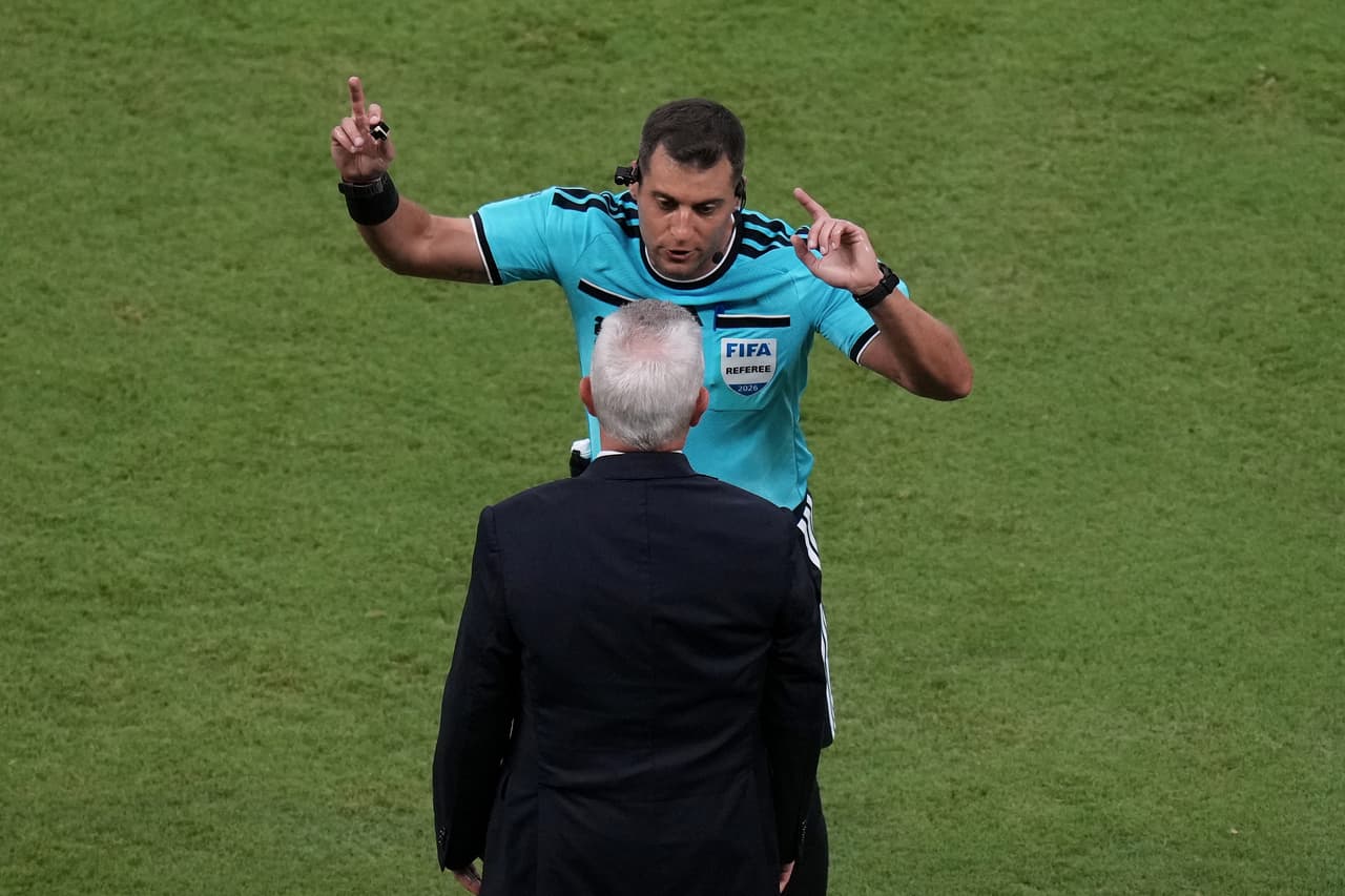 El entrenador de la selección de México, Javier Aguirre (abajo), conversa con el árbitro uruguayo Gustavo Tejera durante el partido de fútbol del Grupo A de la Copa del Mundo entre México y Corea del Sur en Zapopan, cerca de Guadalajara, México, el jueves 18 de junio de 2026.