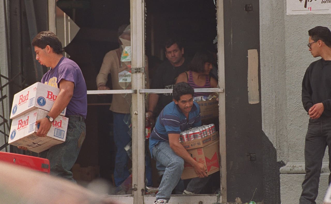 Los desmanes y saqueos se transformaron en algo común durante esos días.