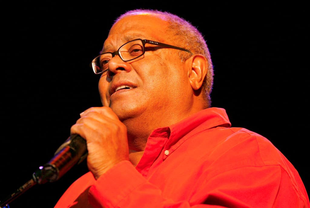 En esta foto de archivo del 19 de abril de 2008, el músico cubano Pablo Milanés canta en Burgos, España.