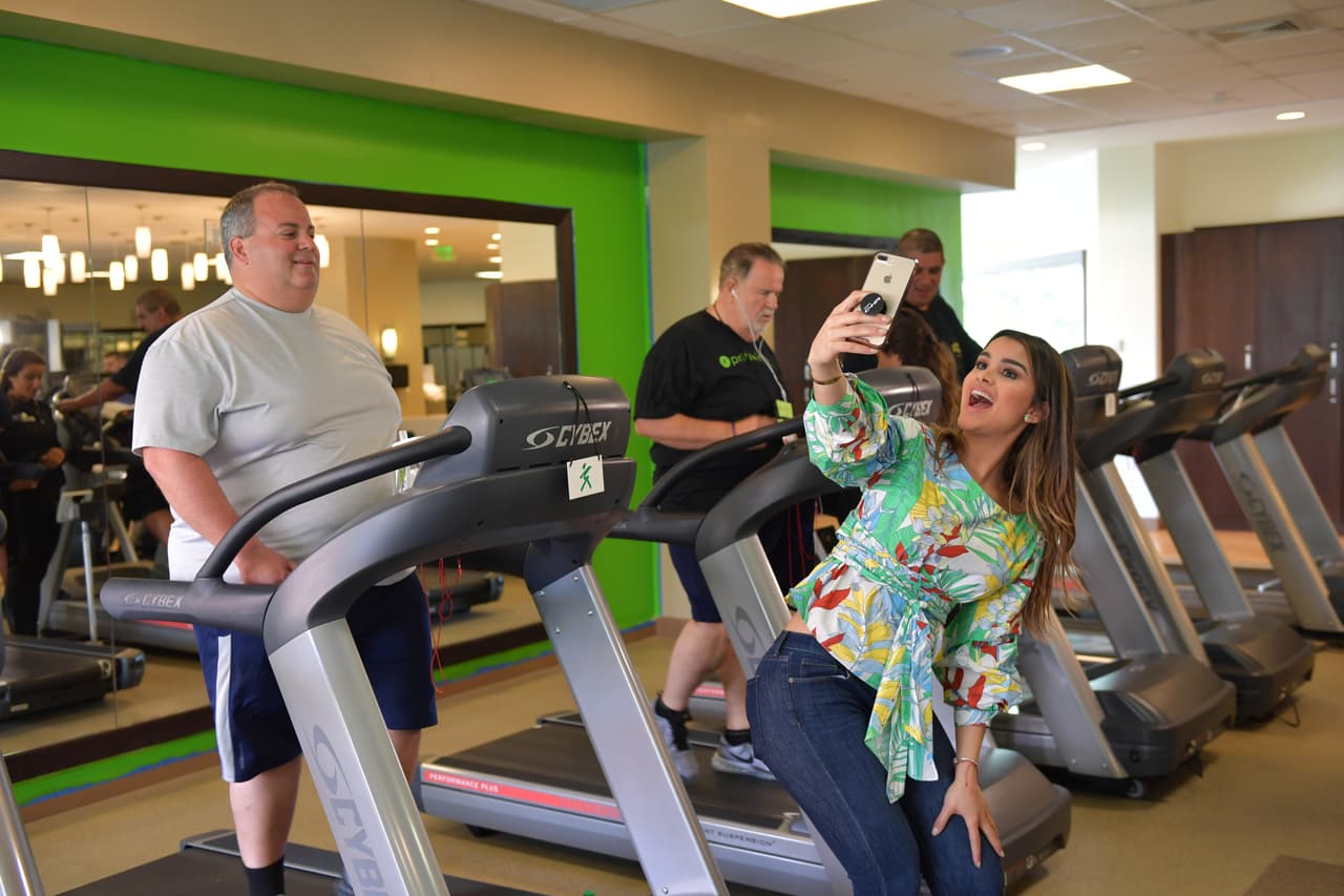 Clarissa aprovechó la oportunidad para tomarse ‘selfies’ con Raúl y sus compañeros.
<br>