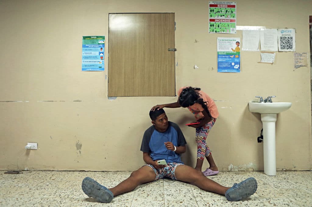 Migrantes venezolanos buscan asilo en EEUU, el 21 de junio de 2024. Este verano, EEUU y México vivieron olas y domos de calor mortales. Y para los migrantes que atraviesan zonas de desierto con temperaturas extremas, estas condiciones pueden costarles la vida.
<a href="https://www.univision.com/noticias/inmigracion/nuevo-mexico-muertes-de-inmigrantes-se-han-multiplicado-por-diez">Las muertes de migrantes en la frontera se han multiplicado por 10 en los últimos dos años.</a>