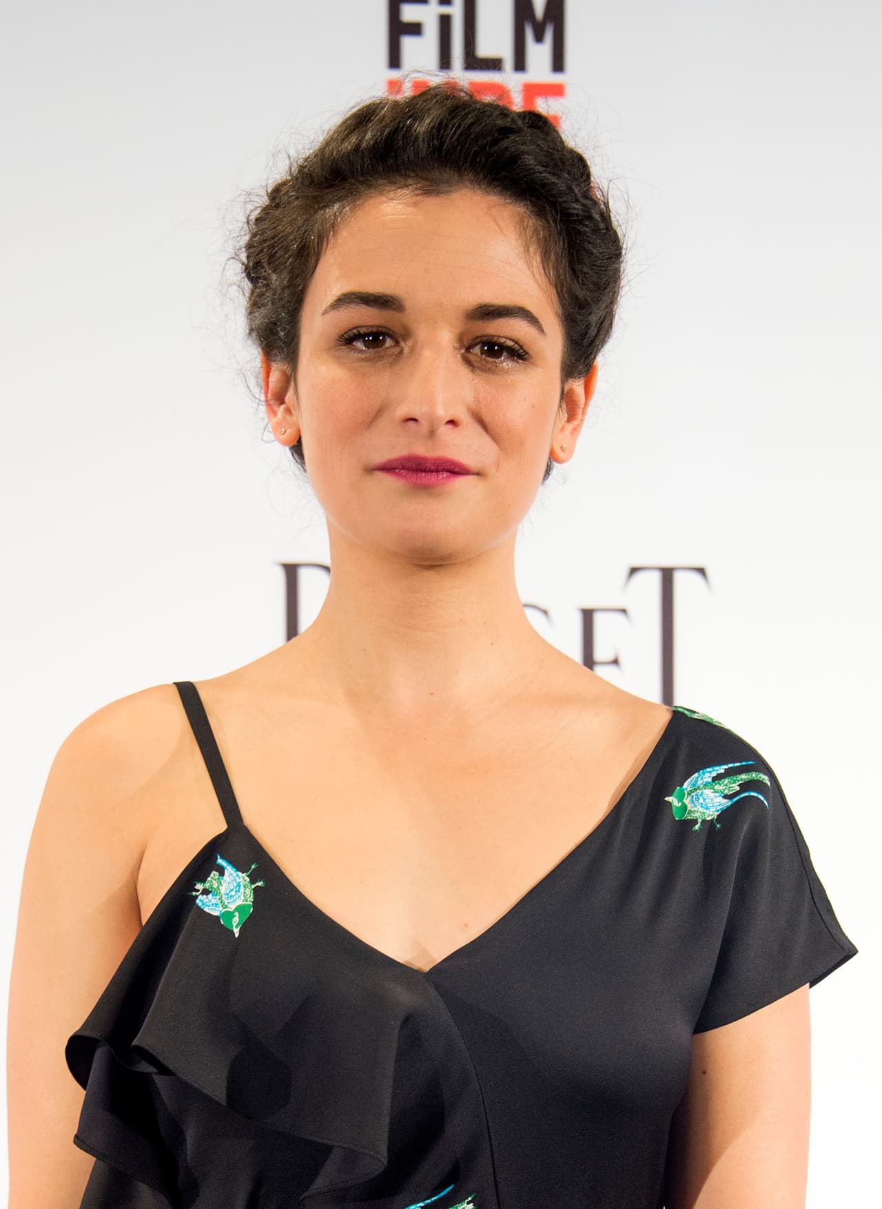 Edgar Ramírez y Jenny Slate anuncian los nominados a los Film Independent Spirit Awards.