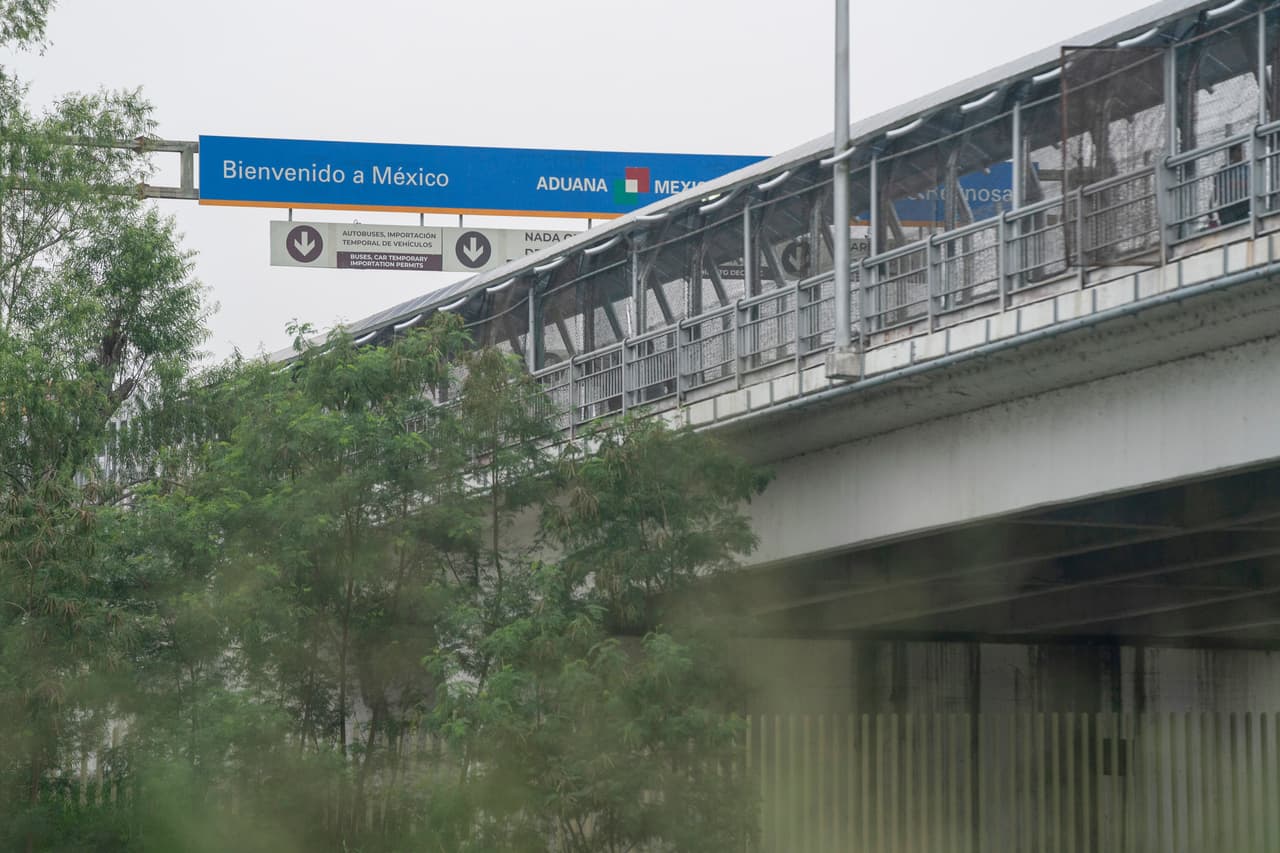 Un letrero con la leyenda "Bienvenido a México" en Reynosa, México, visto desde el puente fronterizo con Hidalgo, Texas. (AP Foto/Veronica G. Cardenas)