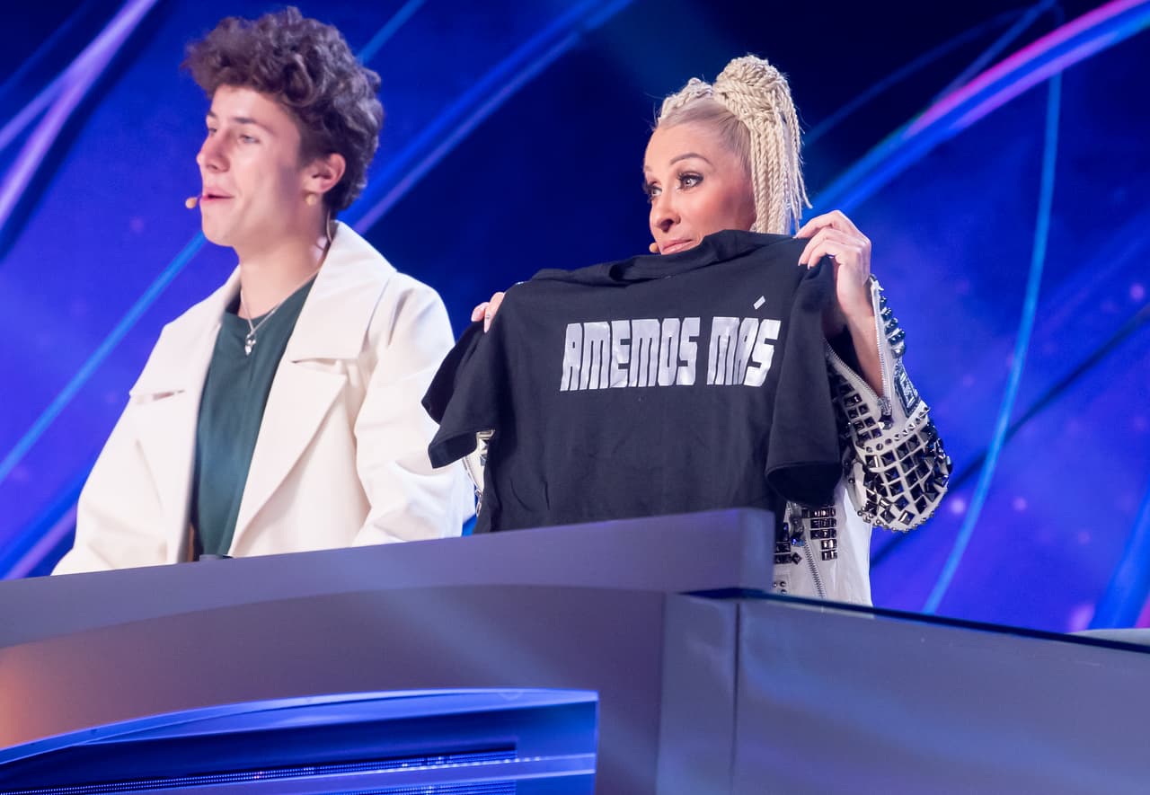 Antes de disparar su pista, se sintió amenazado por la bazuca con la que lanzarían la camiseta a los jueces y en esta ocasión la frase fue, “Amemos más”. Las opiniones sobre quién podría estar de la máscara estuvieron divididas y creen que podría tratarse de Óscar Schwebel, Yurem, Camilo o Kalimba.