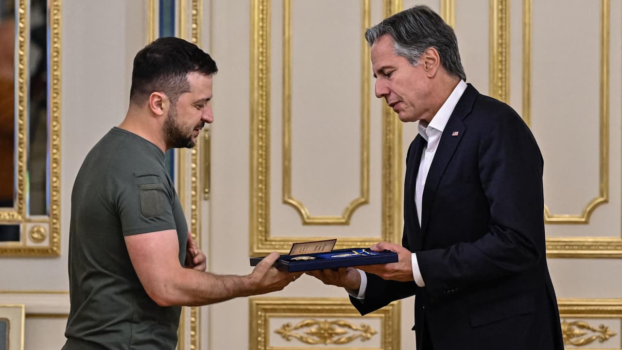 Serán en total $2,000 millones que, según el secretario de Estado, Anthony Blinken, no solo llegarán a Ucrania, sino también a 18 de sus vecinos, incluidos los miembros de la OTAN y los socios de seguridad regional “más potencialmente en riesgo de una futura agresión rusa”. Este dinero se suma a los $675 millones en armamento pesado, municiones y vehículos blindados que dispuso el Departamento de Defensa de EEUU exclusivamente para la defensa ucraniana. 
<a href="https://vix.com/es-es/canales/channel-callsign-frequancy-news-24-7?utm_medium=internal_referral&utm_source=univision&utm_campaign=evergreen&utm_content=ed_news&utm_term=video"><b>Puedes ver en ViX más noticias gratis</b></a>.