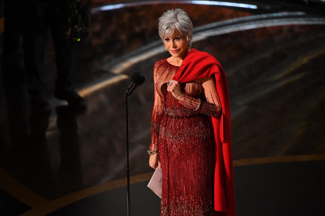 Sin duda, la gran maestra en cómo llevar la edad con orgullo y estilo es Jane Fonda, quien eligió un vestido que había usado en el festival de Cannes en 2014 para esta gran noche que combinó con joyas sustentables de Pomellato.