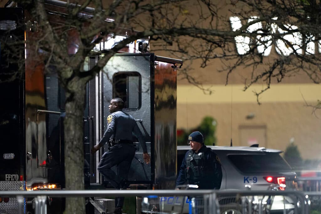 Este tiroteo se produce tres días después de que un
<a href="https://www.univision.com/noticias/sucesos/sospechoso-ataque-club-gay-colorado-springs-enfrenta-cargos-asesinato-crimen-de-odio">hombre armado abriera fuego en un club nocturno gay de Colorado</a>, matando a cinco personas e hiriendo a 25.