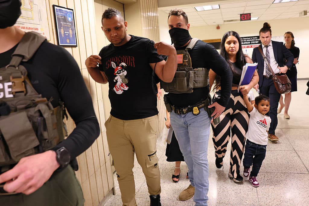 El 30 de junio de 2025, agentes de ICE intentan detener a un individuo, que luego es liberado, al salir del Jacob K. Javitz Federal Building en Nueva York. Las detenciones, duplicadas en 38 estados según UC Berkeley, reflejan la intensificación de las tácticas de ICE en las cortes. (Foto por Michael M. Santiago/Getty Images)
<br>