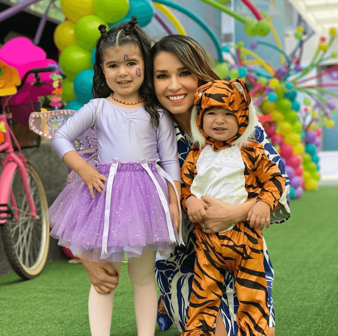 Como todo niño juguetón, le gusta disfrazarse o usar ropa de sus personajes favoritos, ya sea del Hombre Araña, Toy Story o de Tigre, como en esta imagen donde se ve muy sonriente.