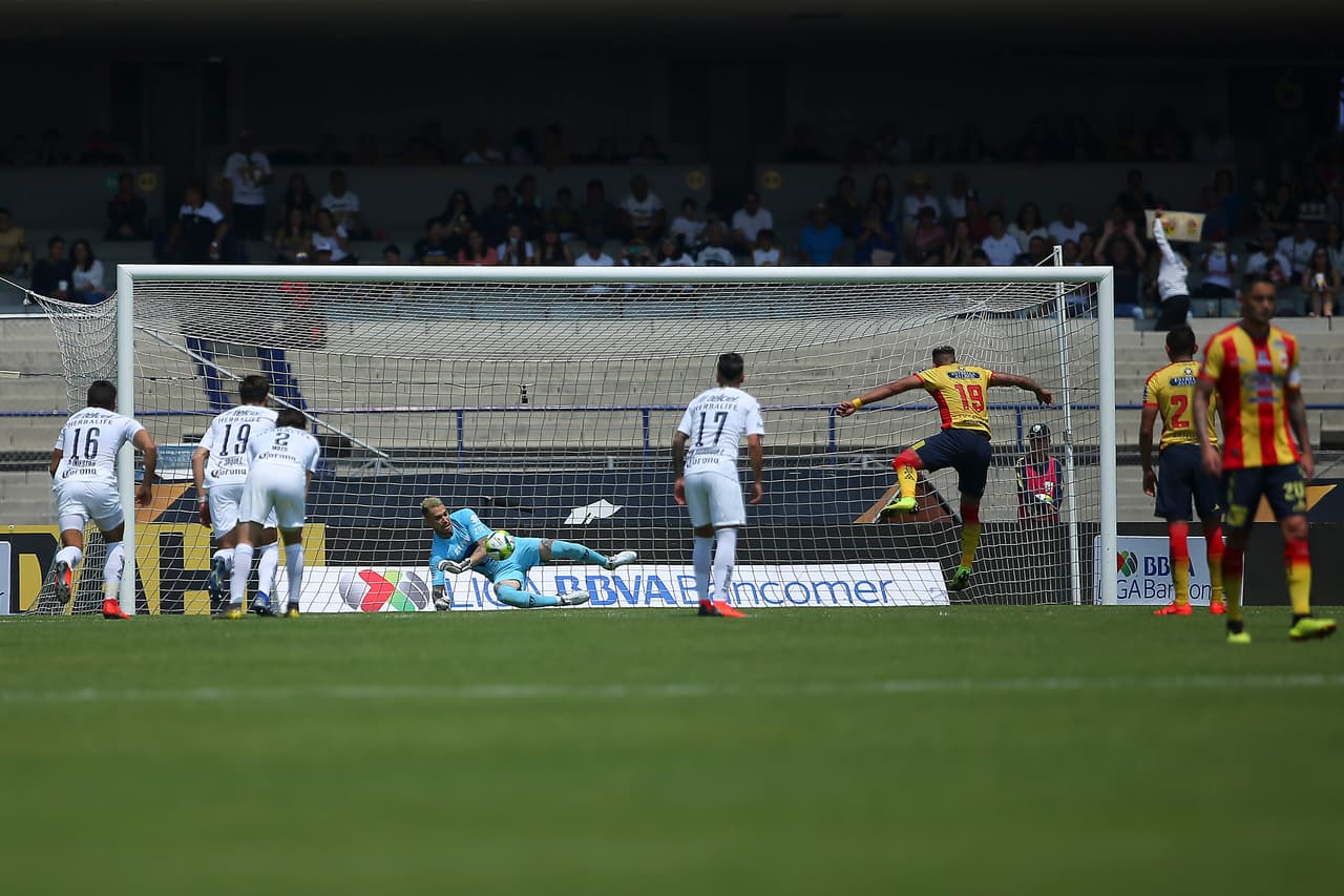 Sin embargo, el cobro del peruano Ray Sandoval fue atajado por el arquero de Pumas Alfredo Saldivar, quien logró enmendar su error.
