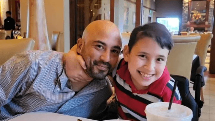 Ayuda de Impacto: Este niño sufre parálisis cerebral y quedó huérfano de padre. Su familia batalla ahora para que tenga una silla de ruedas