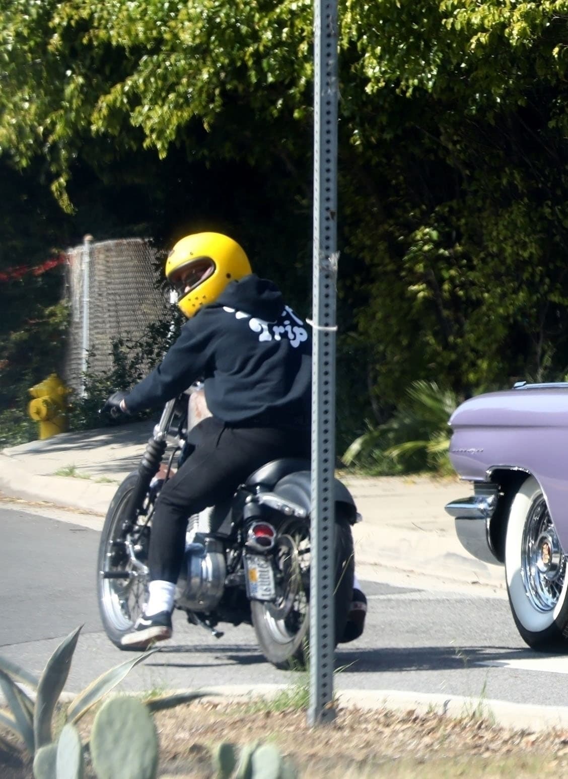 De acuerdo con el sitio 
<b><a href="http://www.justjared.com/2020/04/04/kendall-jenner-goes-for-a-drive-with-harry-styles-riding-next-to-her/" target="_blank">Just Jared</a></b>, 
<b><a href="https://www.elle.com/culture/celebrities/a32044827/kendall-jenner-harry-styles-motorcycle-convertible-drive/" target="_blank">Elle </a></b>y la agencia fotográfica The Grosby Group, el sujeto que conducía la moto era el cantante 
<b><a href="https://www.univision.com/temas/harry-styles" target="_blank">Harry Styles</a></b>. 
<br>