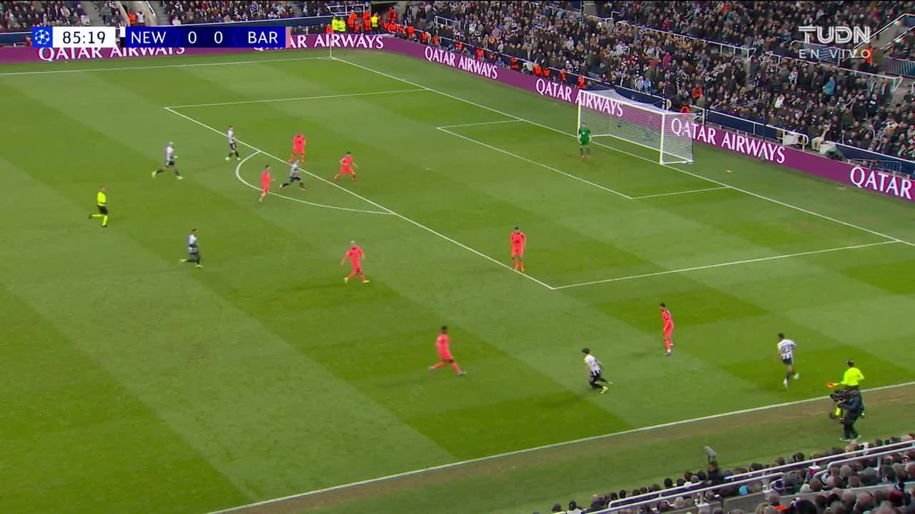 ¡GOL!  anota para Newcastle United. Harvey Barnes