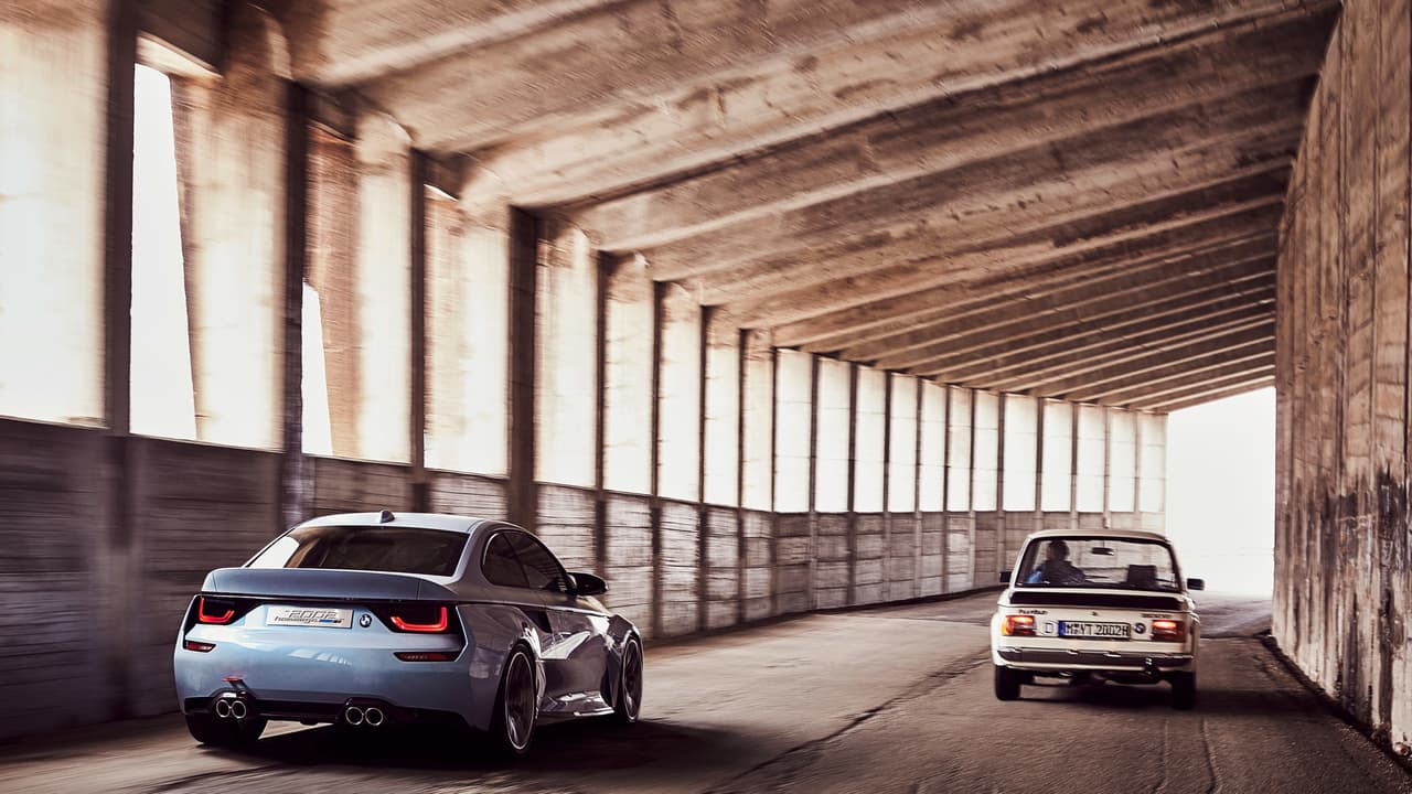 En el concept se advierten generosos spoilers delanteros y traseros, con líneas muchos más estilizadas respecto al 2002 Turbo.