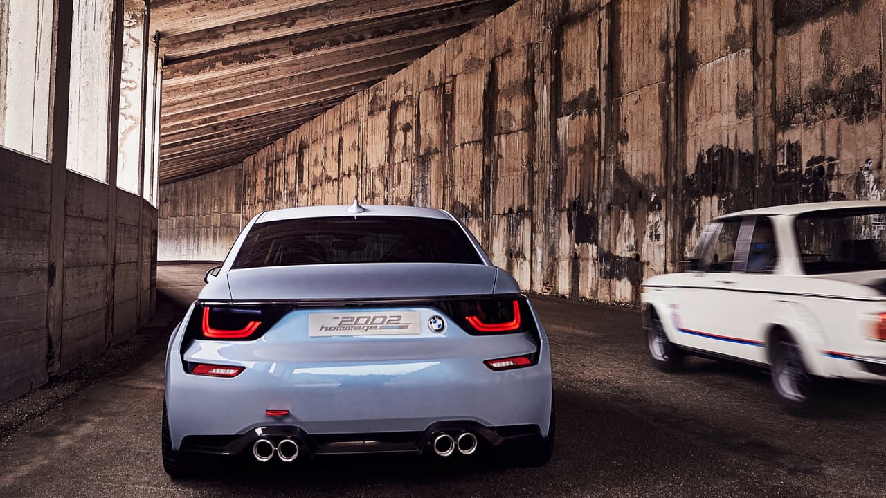 Las cifras del BMW 2002 Turbo eran más que interesantes para su época. Fue el primero en el mercado europeo en llegar de serie con un turbocompresor. Su motor de 2.0 litros atmosférico ofrecía 170 caballos de fuerza y era capaz de ir de 0 a 62 mph en 6.9 segundos, alcanzando una velocidad máxima de superior a las 131 mph.